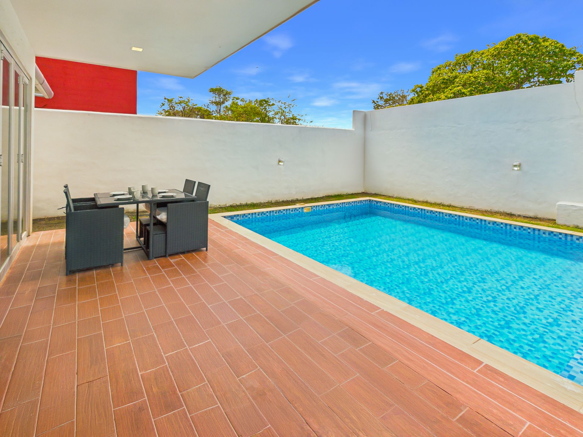 Piscina privada con terraza en Casa Roja Coronado