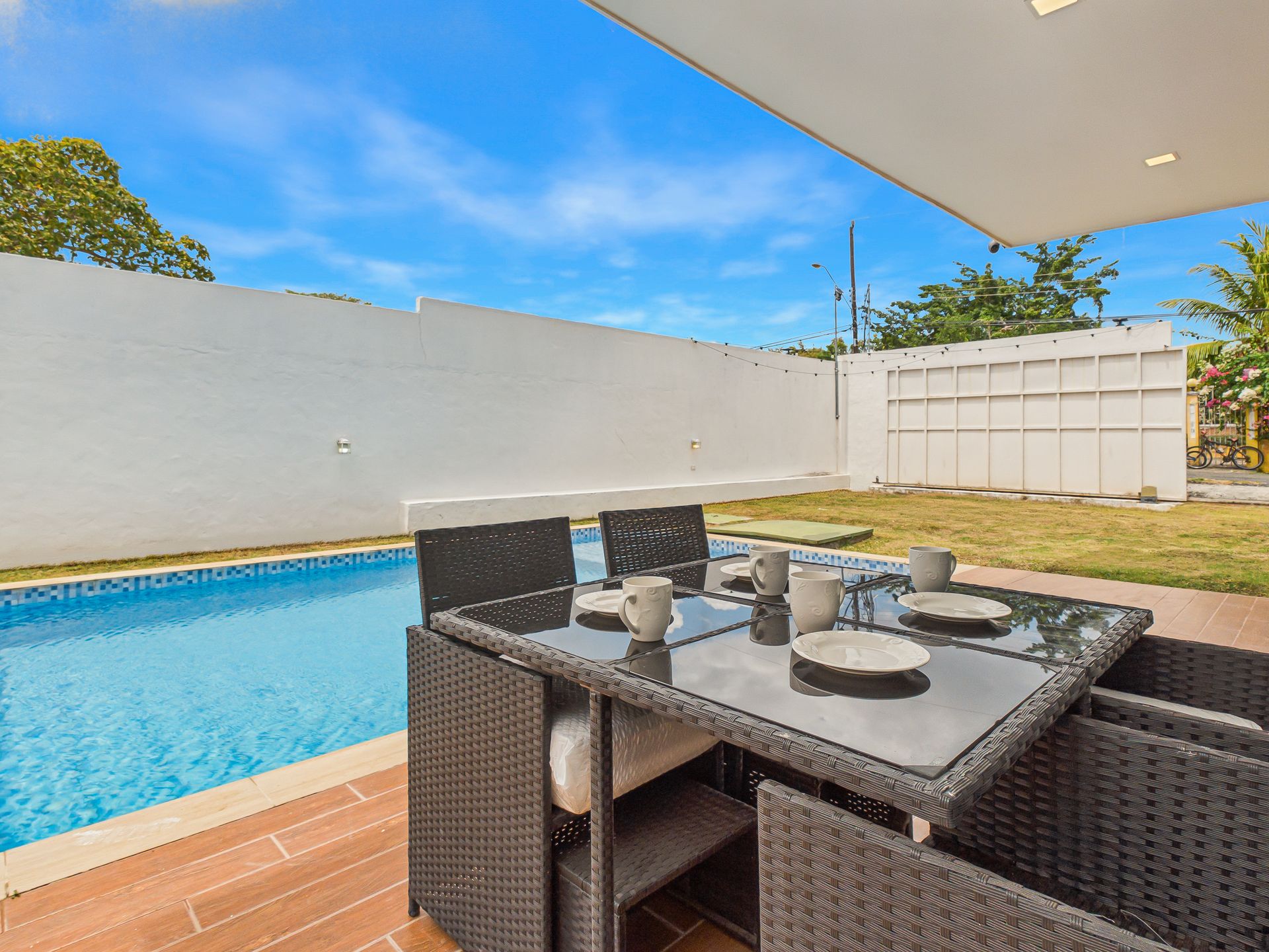 Terraza con comedor y piscina