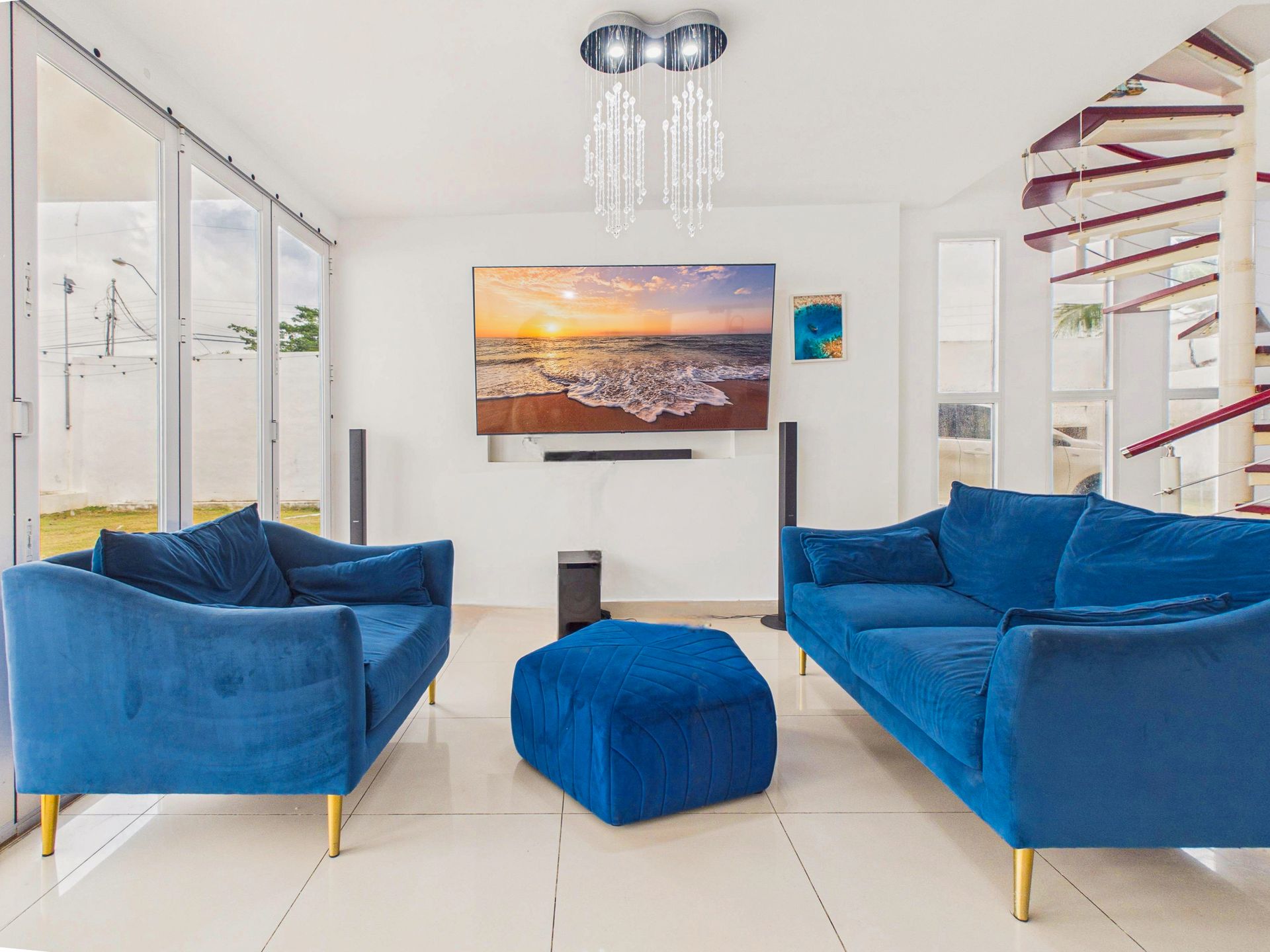 Sala de estar moderna con concepto abierto y puertas plegables en Casa Roja