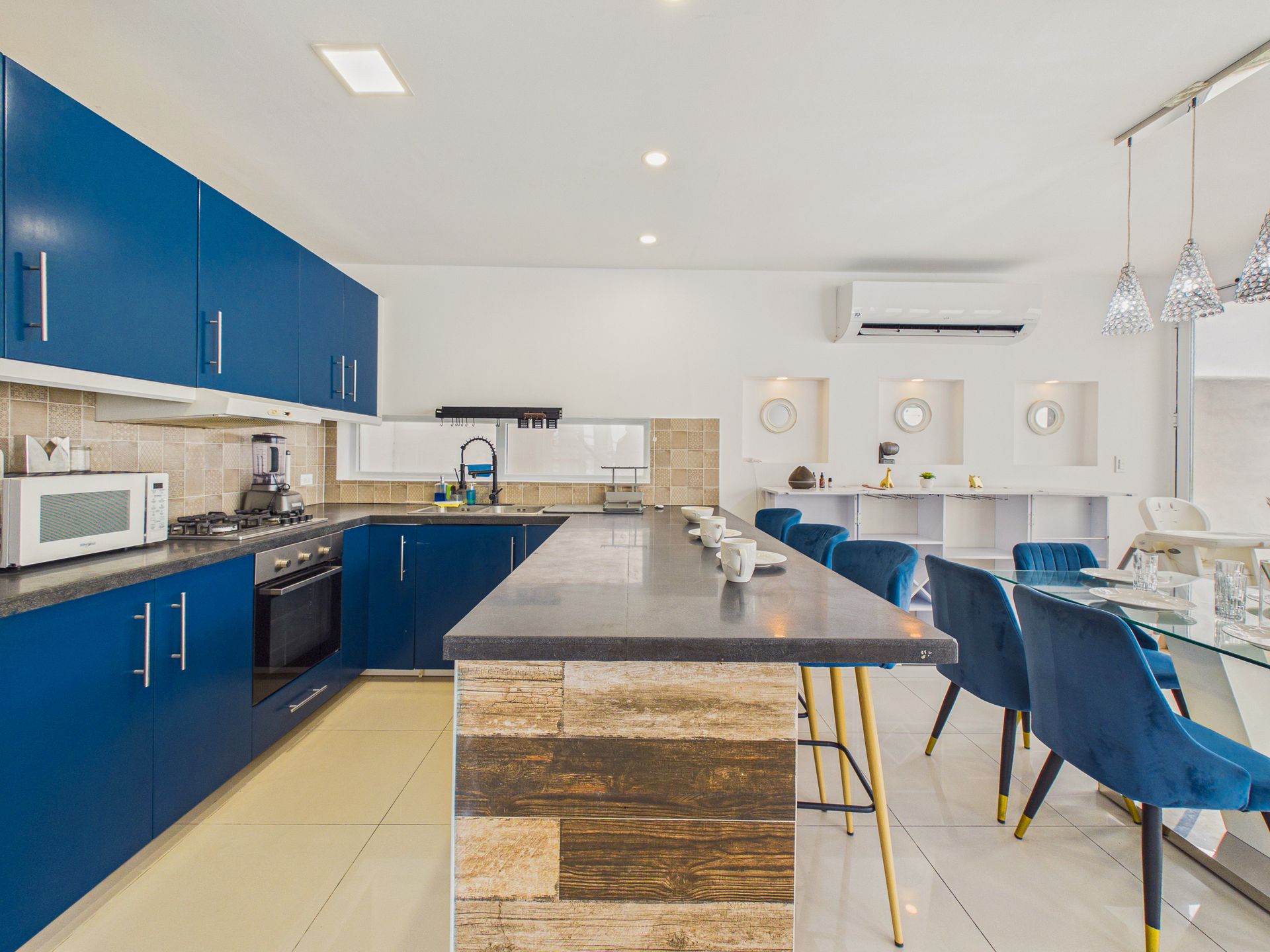 Cocina moderna con gabinetes azul cobalto en Casa Roja