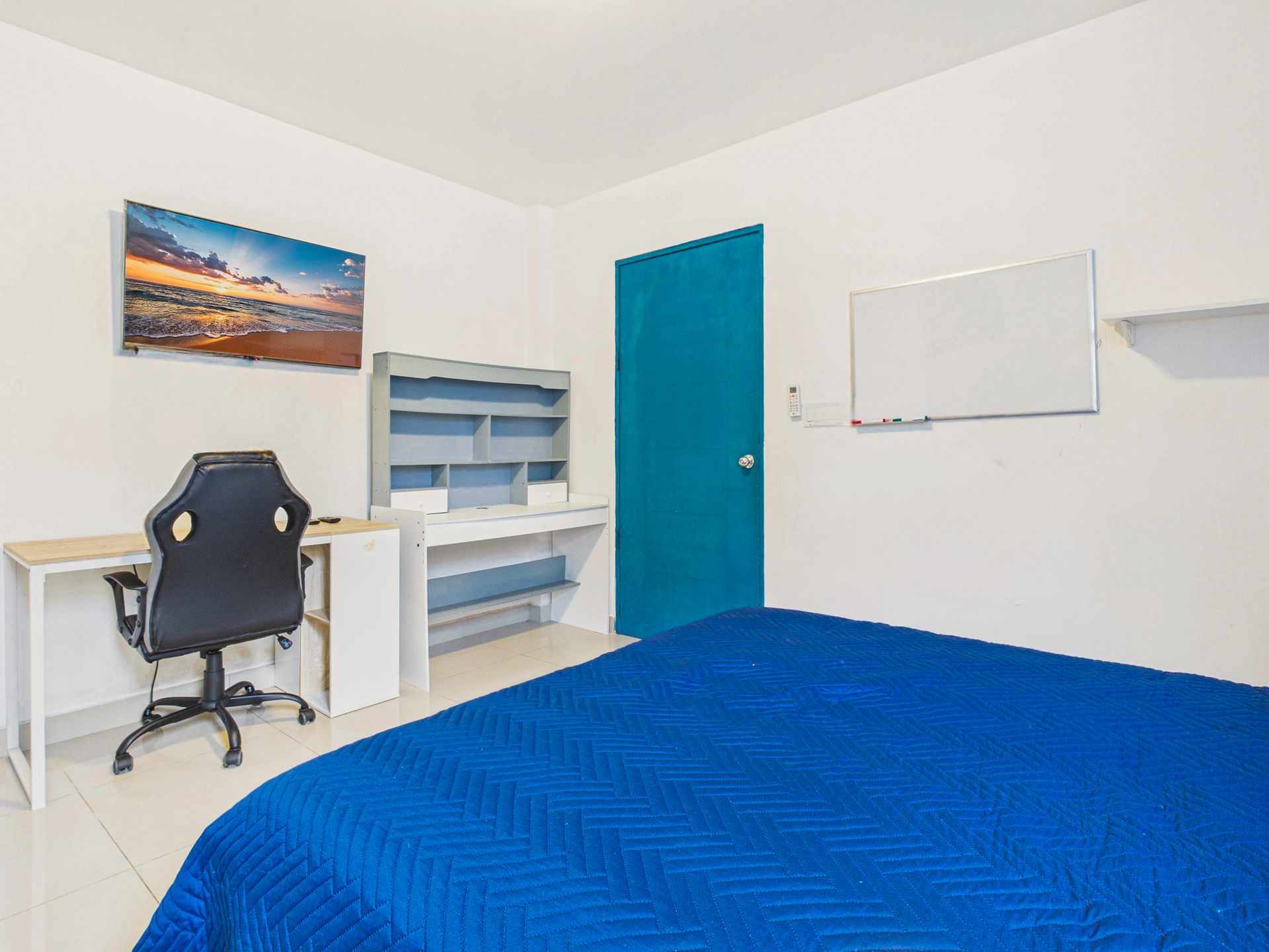 Habitación con escritorio gaming y silla ergonómica para trabajo remoto