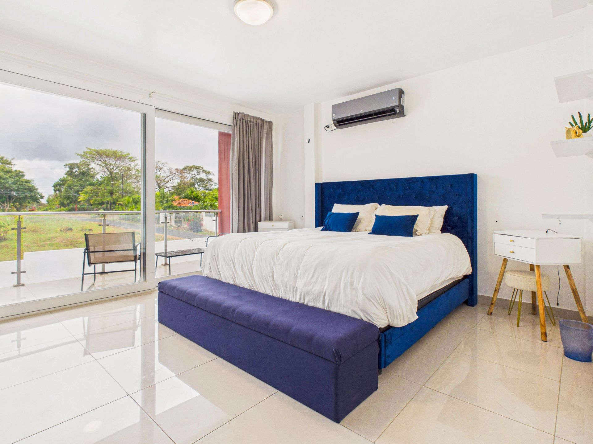 Habitación principal con cama matrimonial en Casa Roja