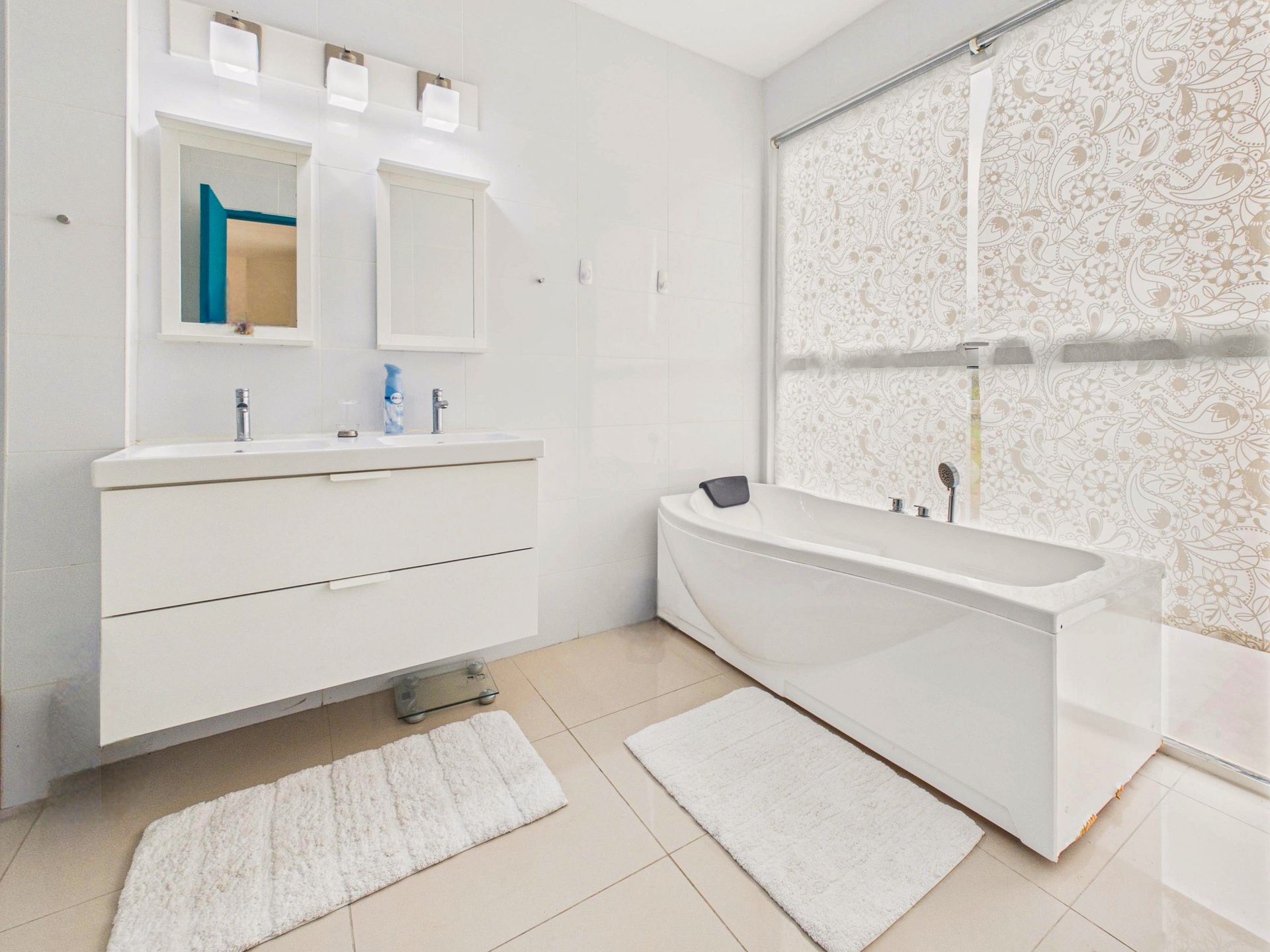 Baño principal tipo spa con tocador doble y walk-in shower